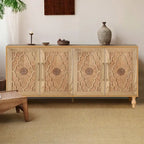 Grande armoire de rangement avec portes sculptées de fleurs et poignées métalliques