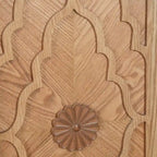 Grande armoire de rangement avec portes sculptées de fleurs et poignées métalliques